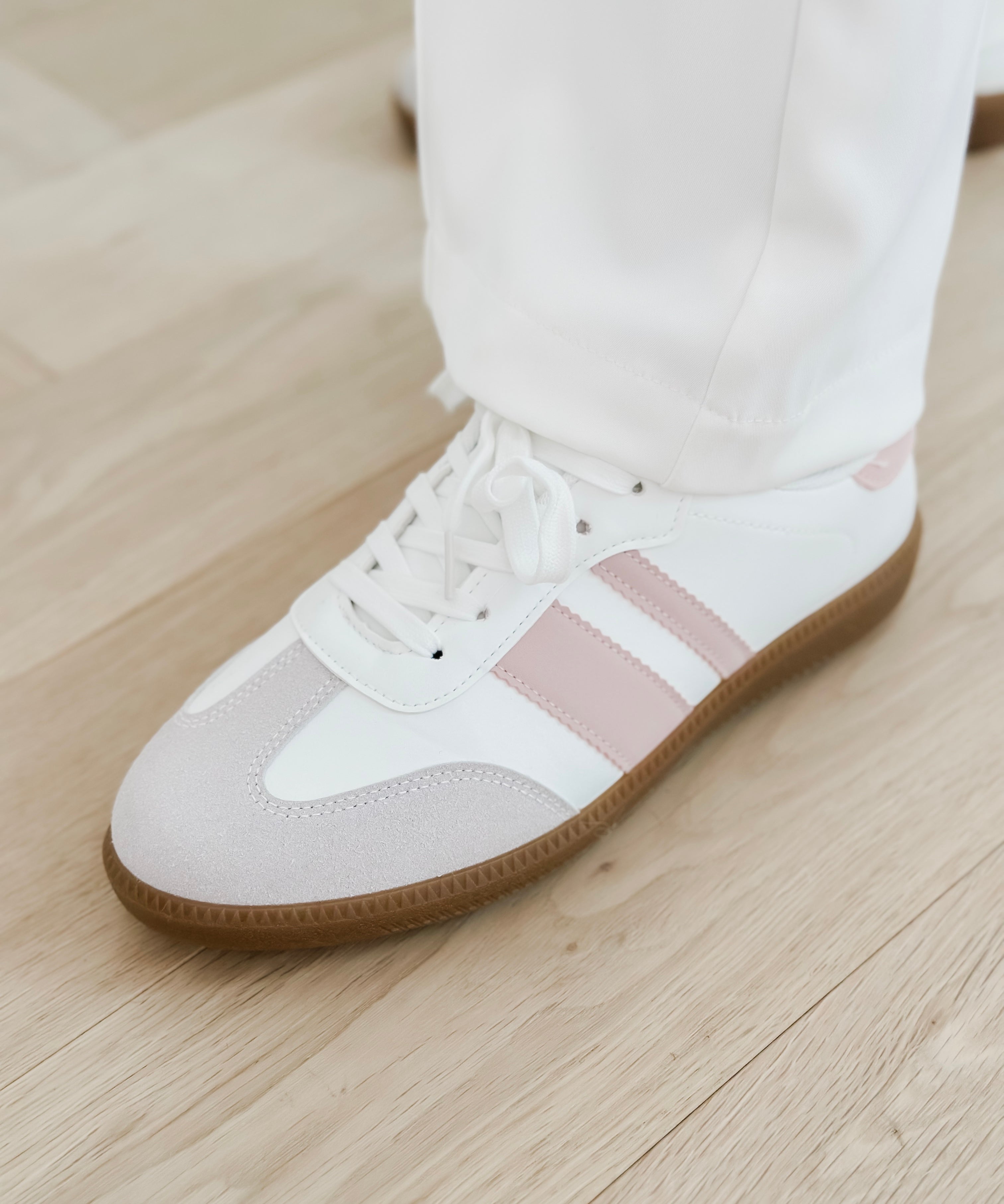 White Pink Detailled Sneaker