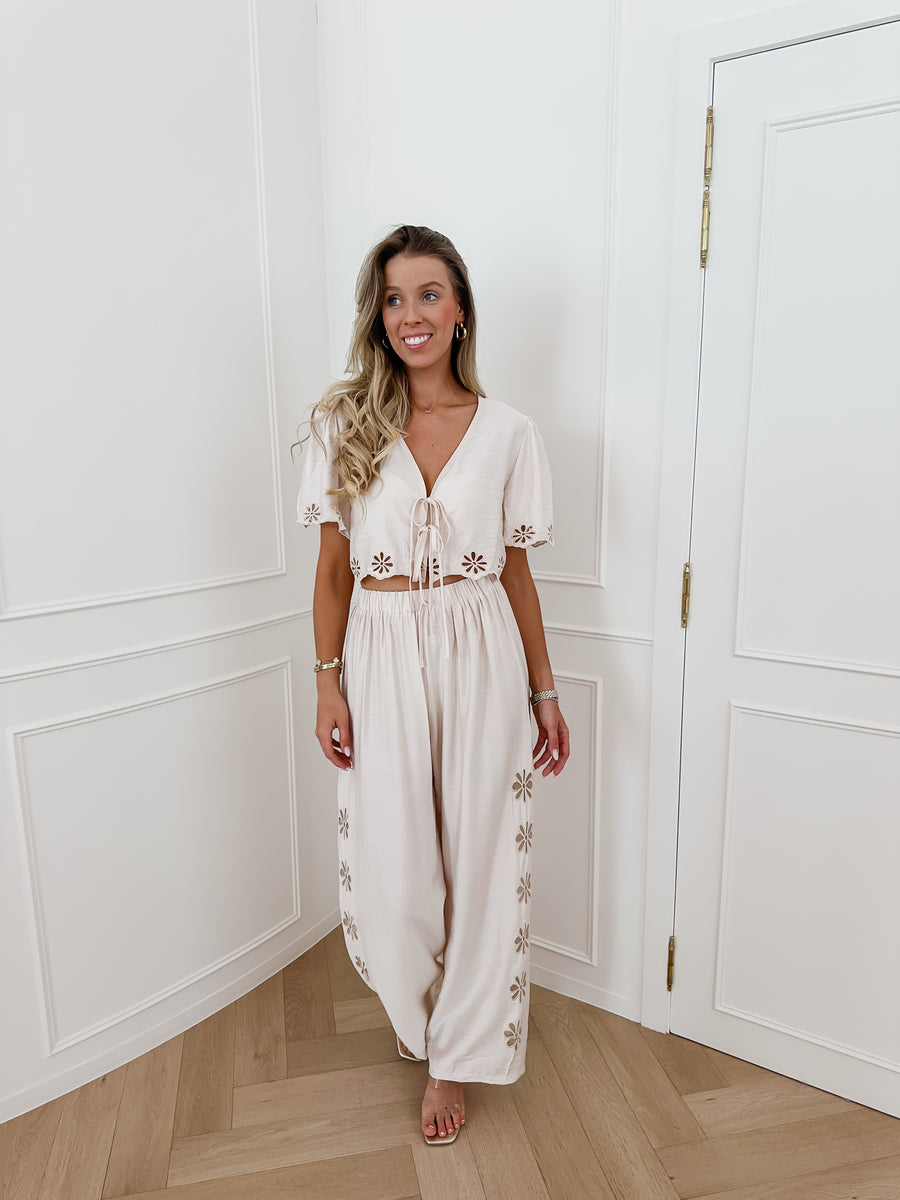 Nude Flower Edge Ensemble