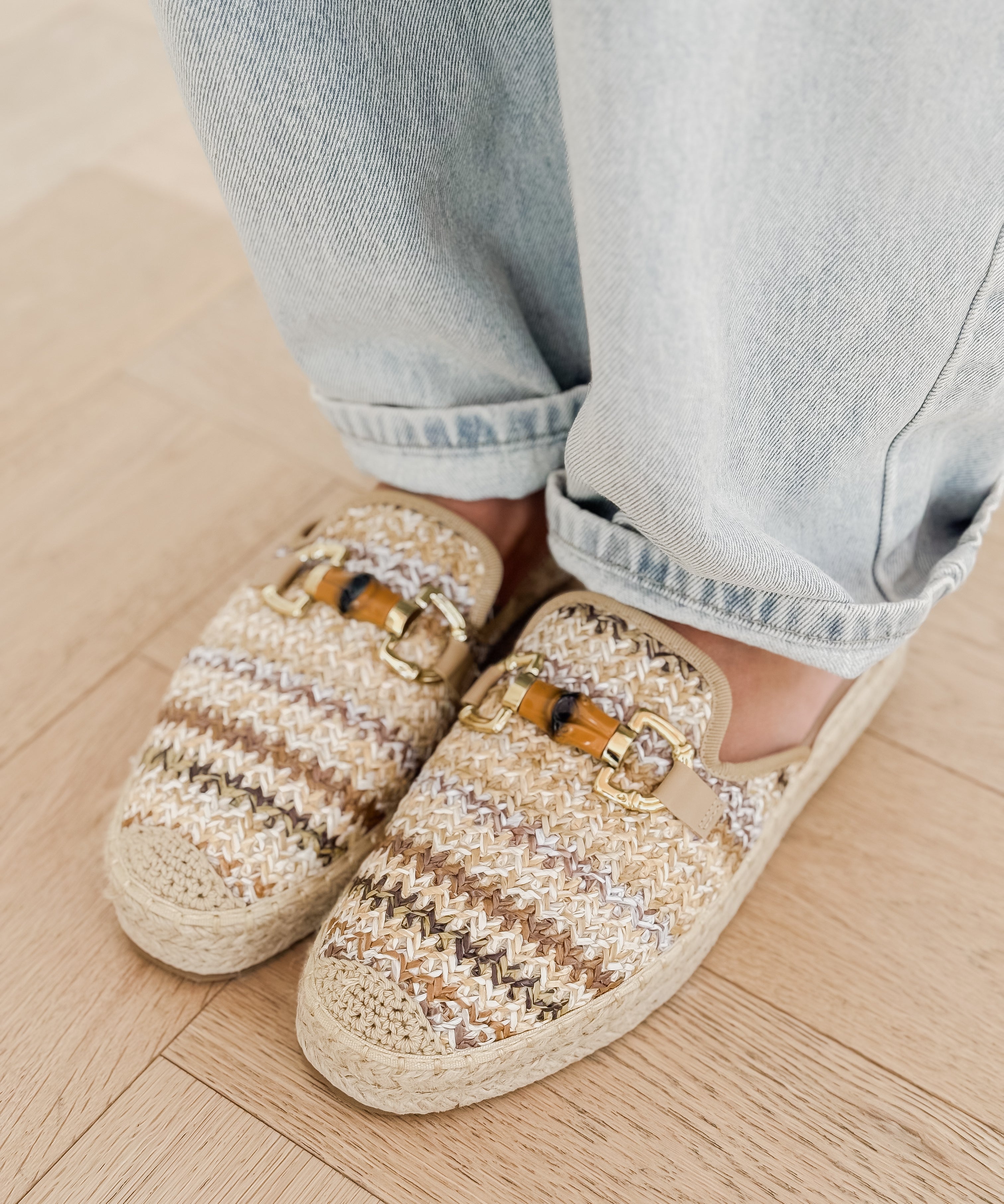Crème Detail Buckle Loafers