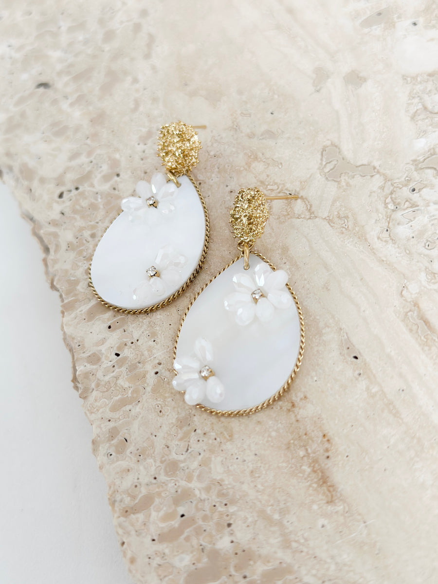 Golden White Flower Detailled Earring